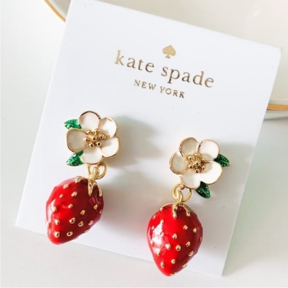 ♠️ KATE SPADE NEW YORK Gold Pendant Earrings With White Flower/Strawberry. - Picture 6 of 10